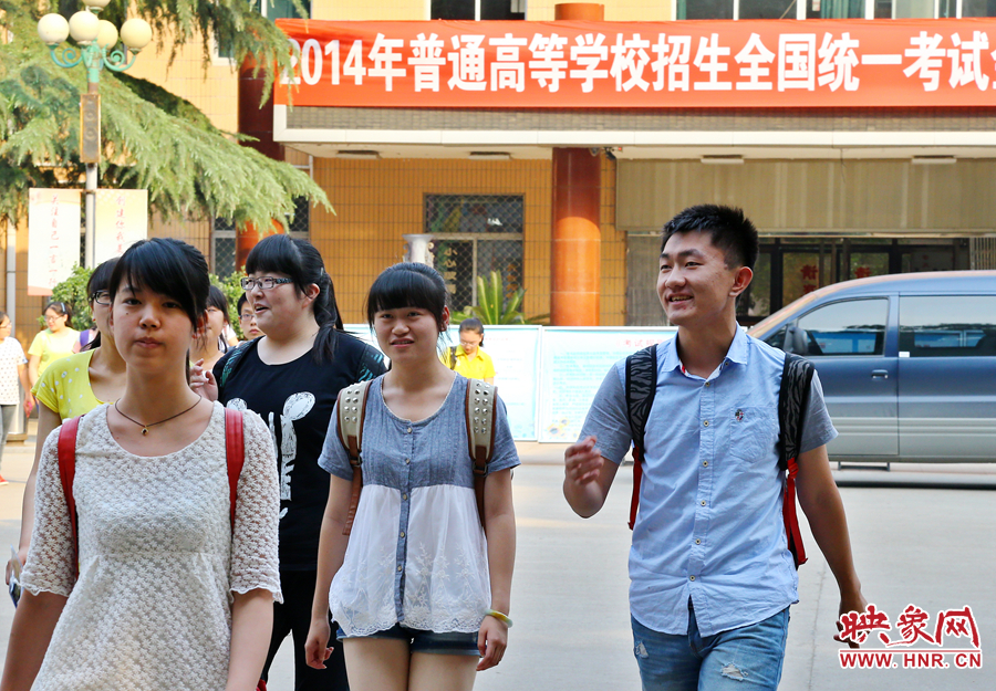 最后一門考試結(jié)束后，考生們一臉輕松的走出考場