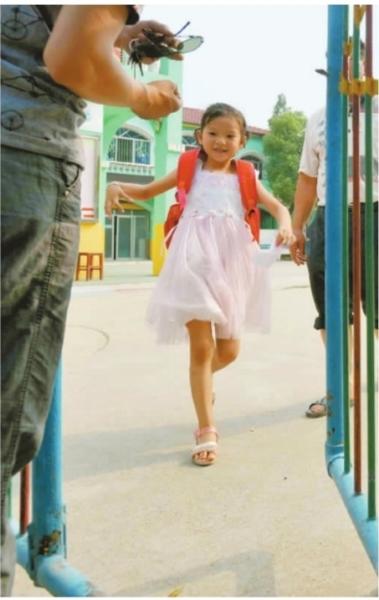 　　昨日，潛江市浩口鎮(zhèn)第三小學(xué)已被戒嚴(yán)，下午幼兒園學(xué)生放學(xué)時，一些家長前來接孩子