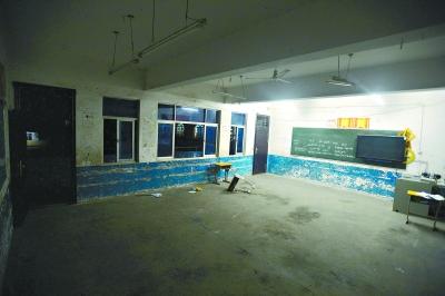 　　昨晚10時，事發(fā)教室里的書桌幾乎被搬空，一個損壞的書桌倒在地上