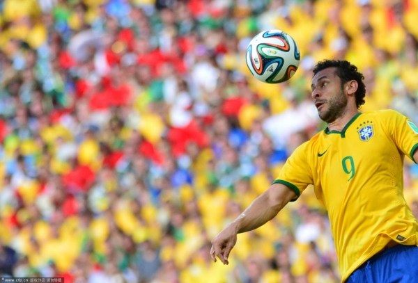 弗雷德頭球攻門(mén)