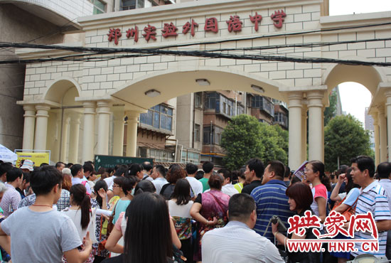 考試快結(jié)束時，陪考的家長涌入學(xué)校接孩子。