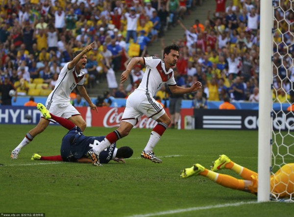 第13分鐘，胡梅爾斯頭球破門(mén)