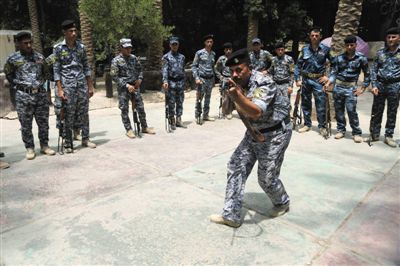 　5日，伊拉克巴格達，新招募的安全部隊成員進行訓練。