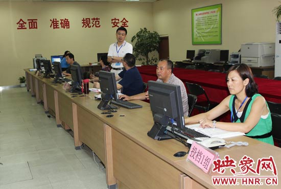 今年我省高招錄取工作正在平穩(wěn)正常開展，圖為投檔組工作人員。