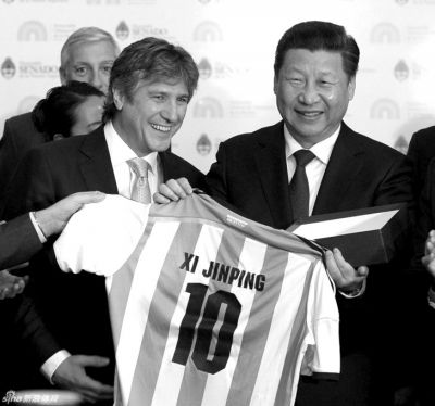 　獲贈(zèng)10號(hào)球衣。