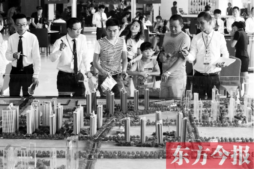 昨天上午，在鄭州市區(qū)一售樓部內(nèi)，看房的顧客比平時多了不少