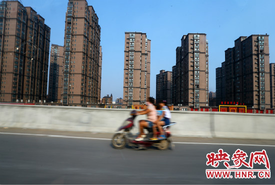 三環(huán)快速路開通后，仍有一些電動(dòng)車違規(guī)上橋。