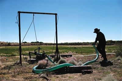 　布日古德起動(dòng)水泵，等了幾分鐘才有水上來(lái)，沒(méi)抽一會(huì)兒就沒(méi)水了，等一陣子才能繼續(xù)抽。