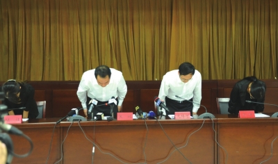 昆明通報(bào)明通小學(xué)踩踏事故原因，官員鞠躬致歉。圖/東方IC