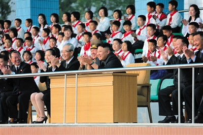 5月2日，金正恩與金與正（前排左二）一起觀看比賽。