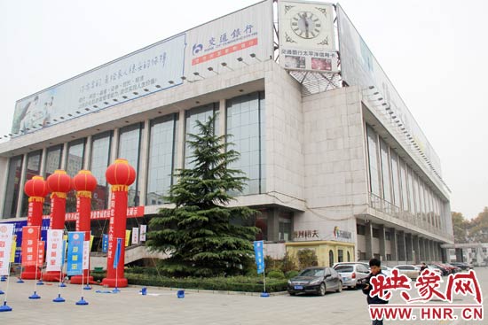 11月28日，記者從鄭州市政府獲悉，河南省人民會(huì)堂決定拆除違法存在10多年的巨型樓頂廣告。