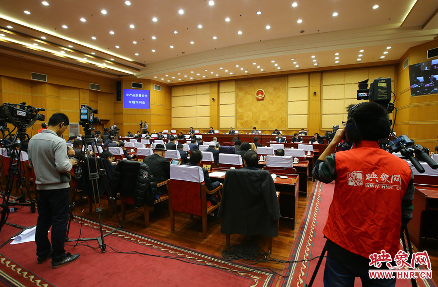 映象網(wǎng)對(duì)專(zhuān)題詢(xún)問(wèn)會(huì)進(jìn)行全程直播。