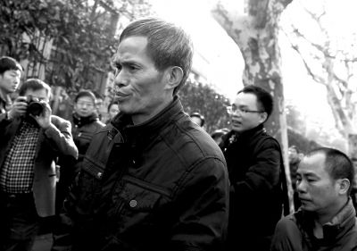 被告人林森浩的父親林尊耀準(zhǔn)備進(jìn)入法院。