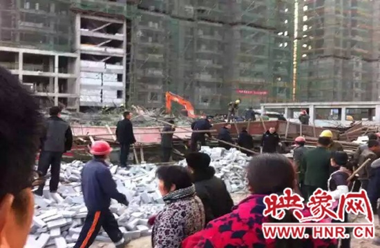 圖為事故現(xiàn)場(chǎng)情況，當(dāng)?shù)厝罕姽﹫D。