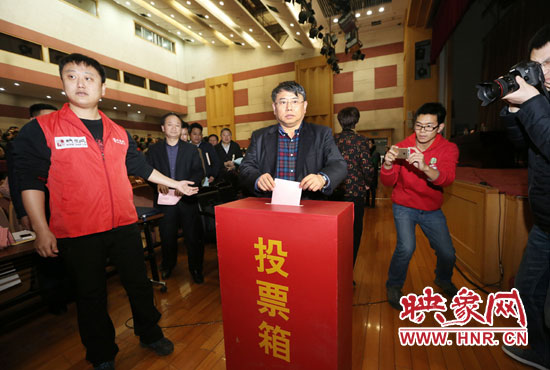 省委宣傳部副部長、省新聞出版廣電局局長朱夏炎現(xiàn)場投票