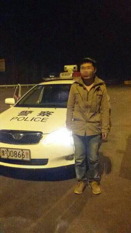 男子被父親拋棄后，在高速交警的幫助下才得以回家。