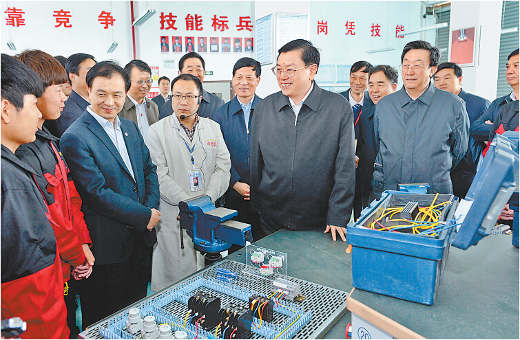 4月14日上午，中共中央政治局常委、全國(guó)人大常委會(huì)委員長(zhǎng)張德江在許昌技術(shù)經(jīng)濟(jì)學(xué)校與血神們親切交談。