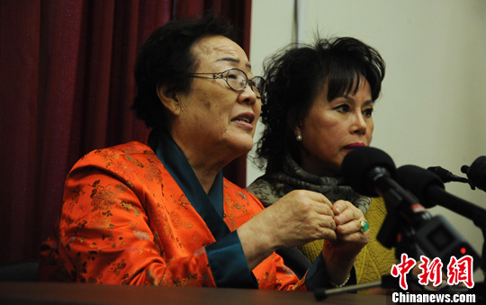 圖為慰安婦受害者李容洙（Lee Yong Soo。圖左）發(fā)表講話，要求安倍正式道歉。