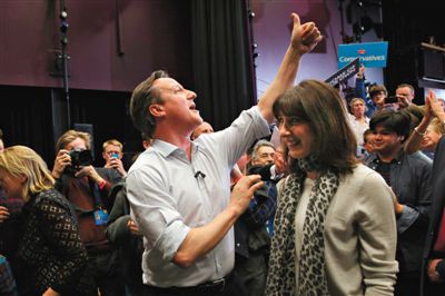 4日，英國(guó)巴斯，卡梅倫和妻子薩曼莎到一所女子學(xué)校助選。英國(guó)大選前夕，主要政黨的領(lǐng)袖們紛紛派妻子去拉選票。