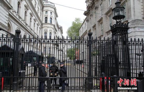 5月7日，英國舉行大選，英國首相府所在地唐寧街10號加強安保。民調(diào)顯示，英國兩大政黨保守黨和工黨的支持率不相上下，此次大選被稱為英國近40年來最難預(yù)測結(jié)果的一次大選。<a target='_blank' ><p  align=