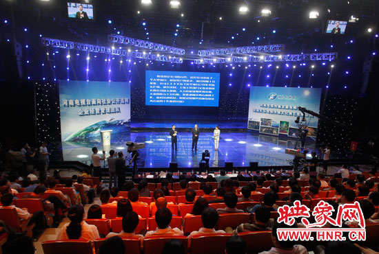 16日上午，河南電視臺(tái)1500平米演播廳內(nèi)座無虛席。