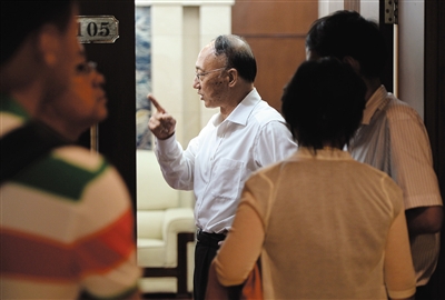 劉鵬局長走出會場。昨日的足球改革發(fā)展工作會議上，國家體育總局為中國足球“開了一扇門”。新京報記者 吳江 攝