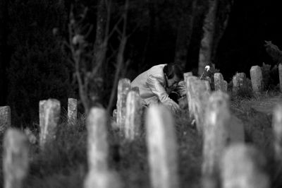 11月5日，祭奠者在騰沖遠(yuǎn)征軍國(guó)殤墓園獻(xiàn)花。京華時(shí)報(bào)記者 潘之望 攝