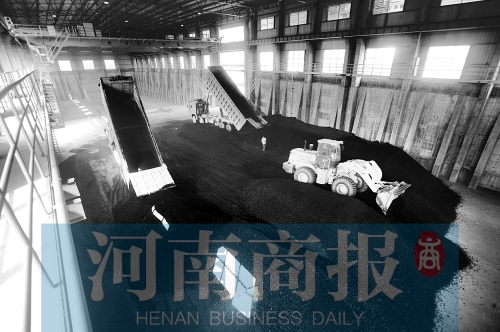 大量煤炭運(yùn)往南區(qū)供熱站，為今冬供暖做準(zhǔn)備 河南商報(bào)記者 鄧萬里/攝