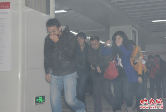 演習中，地鐵乘客從地鐵車廂中跑出。