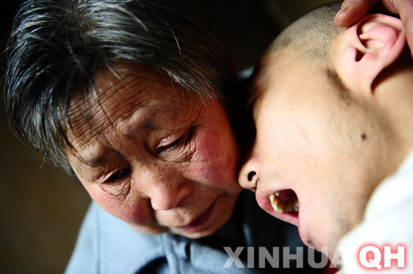 3月29日，母親邵秀景（左）同楊林在一起。