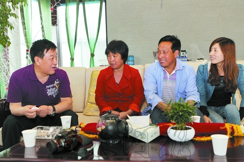 網(wǎng)友“奇石頑童”與牛松玲、郭新成夫婦