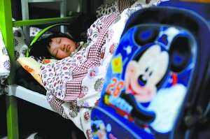 一名兒童昨晚在蘭考縣臨時(shí)救助站的房間入睡。新華社發(fā)