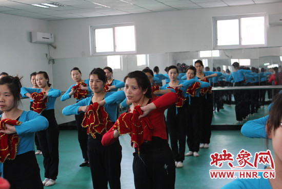 舞蹈室里，張巧英正在糾正學(xué)生的舞蹈動作