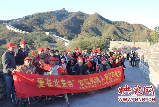 旅游對于殘疾人朋友來說比正常人要困難許多，2011年，劉小琴帶領(lǐng)殘障朋友登上了長城。
