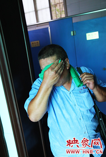 修好設(shè)施，從廁所內(nèi)出來時(shí)江學(xué)銅已滿頭大汗