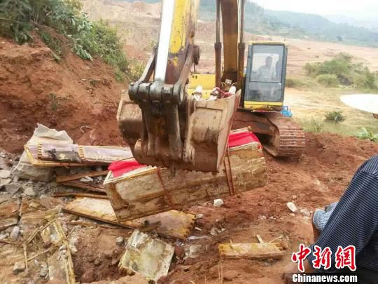 圖為“官墓”被移走?！?yán)初 攝