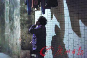 女姐在講述自己老伴幾年前在保姆的“照料”下去世的經(jīng)歷，神色悲傷。廣州日報記者陳憂子