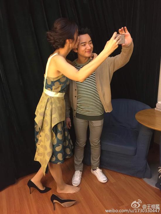 王祖藍(lán)李亞男深夜搞怪秀恩愛(ài) 王祖藍(lán)李亞男深夜搞怪秀恩愛(ài)