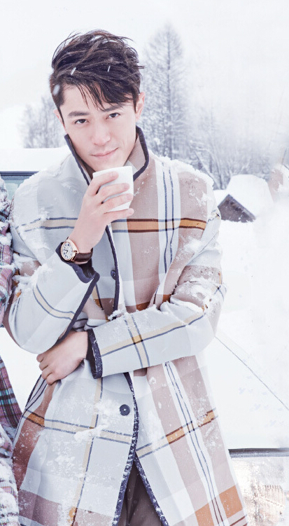 胡歌和霍建華為雜志拍攝了一組封面照，二人穿著同款風(fēng)衣，在白雪中端著咖啡，恩愛(ài)“虐狗”