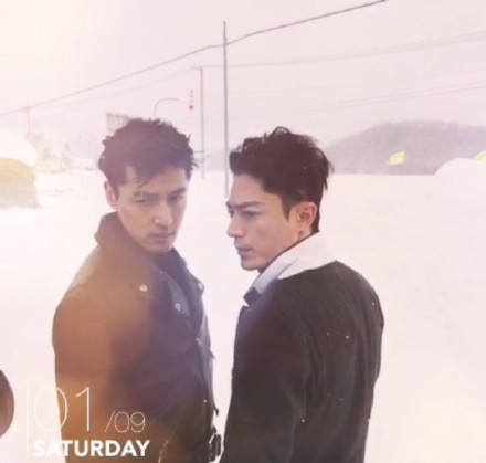 胡歌和霍建華為雜志拍攝了一組封面照，二人穿著同款風(fēng)衣，在白雪中端著咖啡，恩愛(ài)“虐狗”