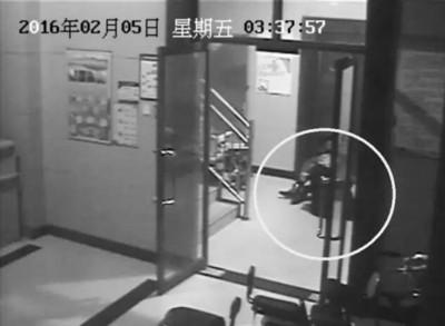 小區(qū)監(jiān)控視頻截圖，兩人一坐一跪竟聊了十多分鐘。