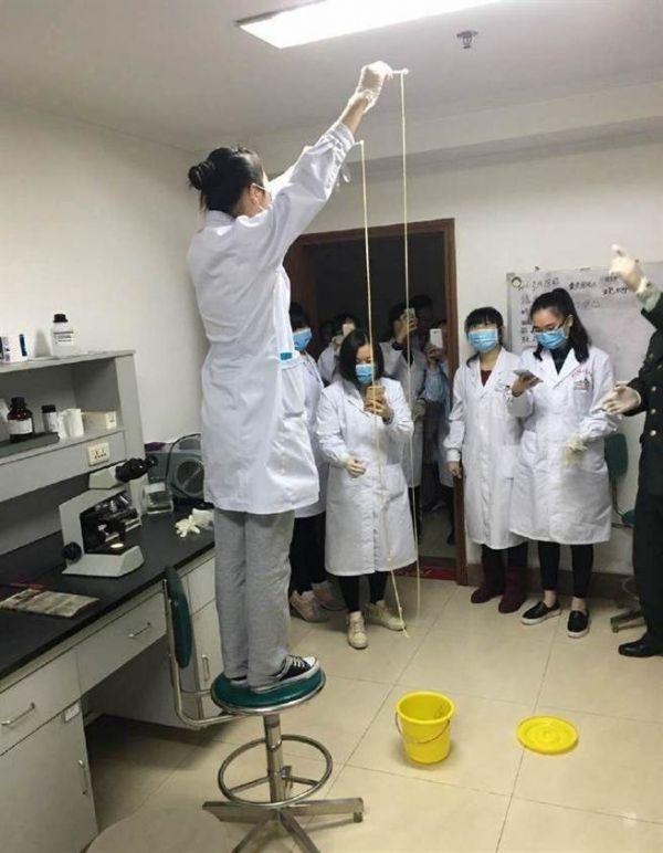 愛吃生肉惹的禍！男子體內(nèi)取出5米長寄生蟲(圖)