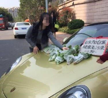 開保時捷賣菜走紅 網(wǎng)友：炒作無底線 自稱陽臺菜健康無污染，只賣“懂貨”的人