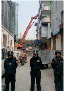 根據(jù)《太原市和小 店區(qū)平陽路街道親賢城中村改造拆遷安置補償方案》，結合親賢實際，親賢社區(qū)補償安置采取“商業(yè)用房安置+小戶型公寓住宅安置+貨幣補償”的方式，其中每分 （0.1 畝）置換商業(yè)用房50平方米+小戶型公寓住宅80平方米+貨幣補償20萬元人民幣。（拍攝：2015年9月17日）