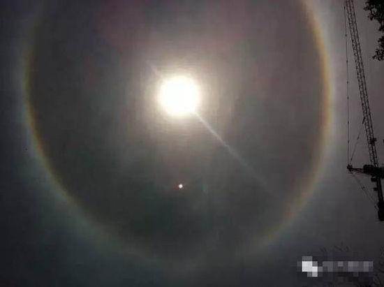 上?，F(xiàn)UFO 專家稱光圈是日暈亮點或是飛行器(圖)