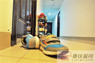 出事小孩的鞋子凌亂地擺放在自家門前。