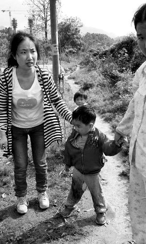 獲救小孩及其母親段曉霞。