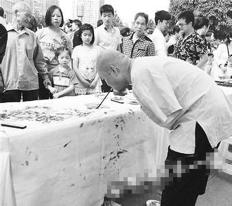 黃國富在作畫。資料照片