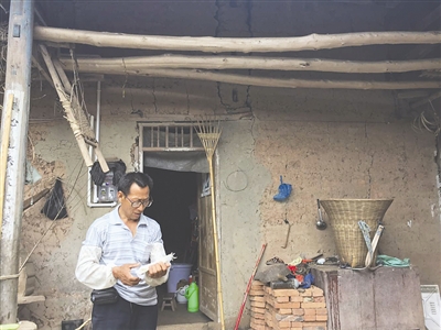 徐某父親說起兒子偷渡的事情，有些難以開口。