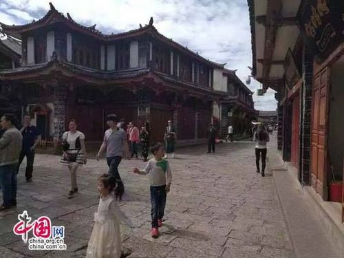 麗江古城大部分商戶關(guān)門(mén)抗議圍城強(qiáng)收“古維費(fèi)”